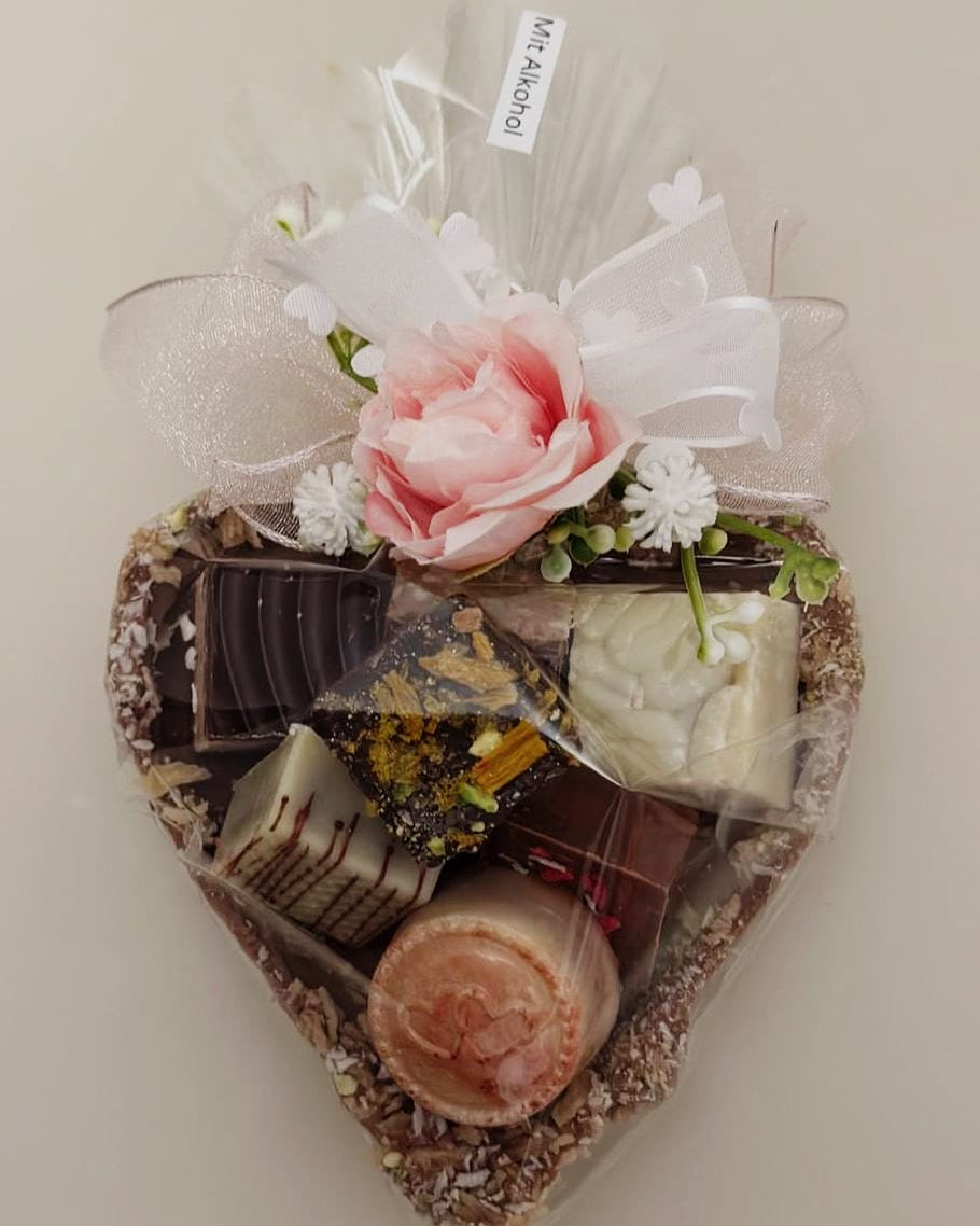 Schokoladenherz mit gemischten Pralinen – Valentinstagsedition