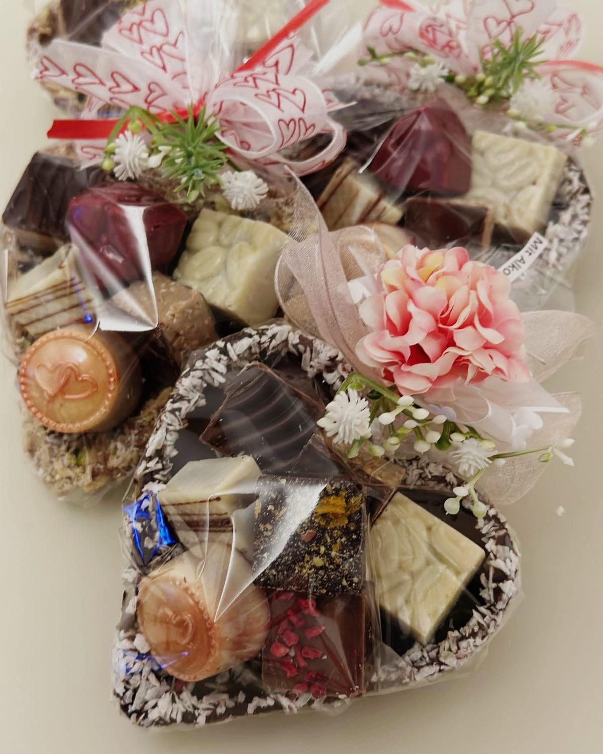 Schokoladenherz mit gemischten Pralinen – Valentinstagsedition