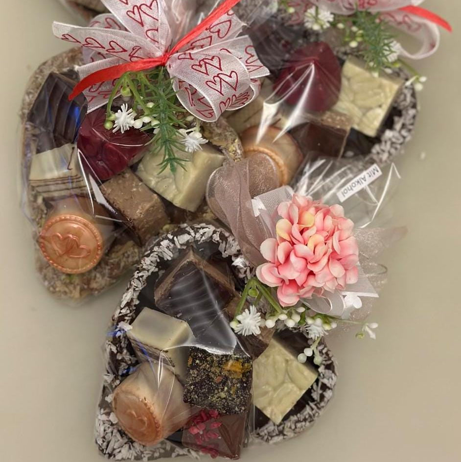 Schokoladenherz mit gemischten Pralinen – Valentinstagsedition