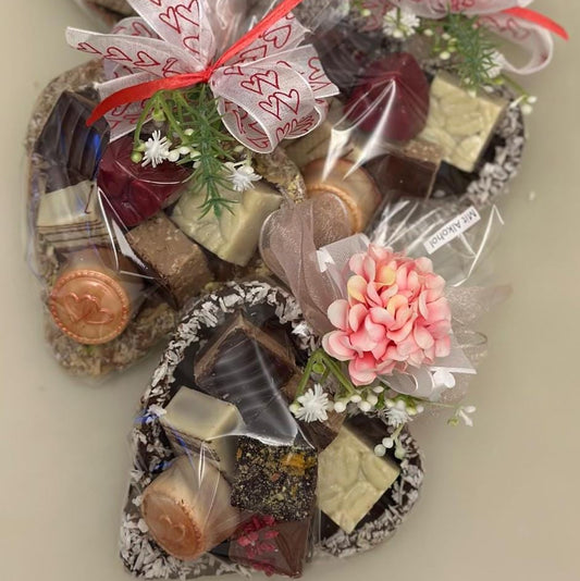Schokoladenherz mit gemischten Pralinen – Valentinstagsedition