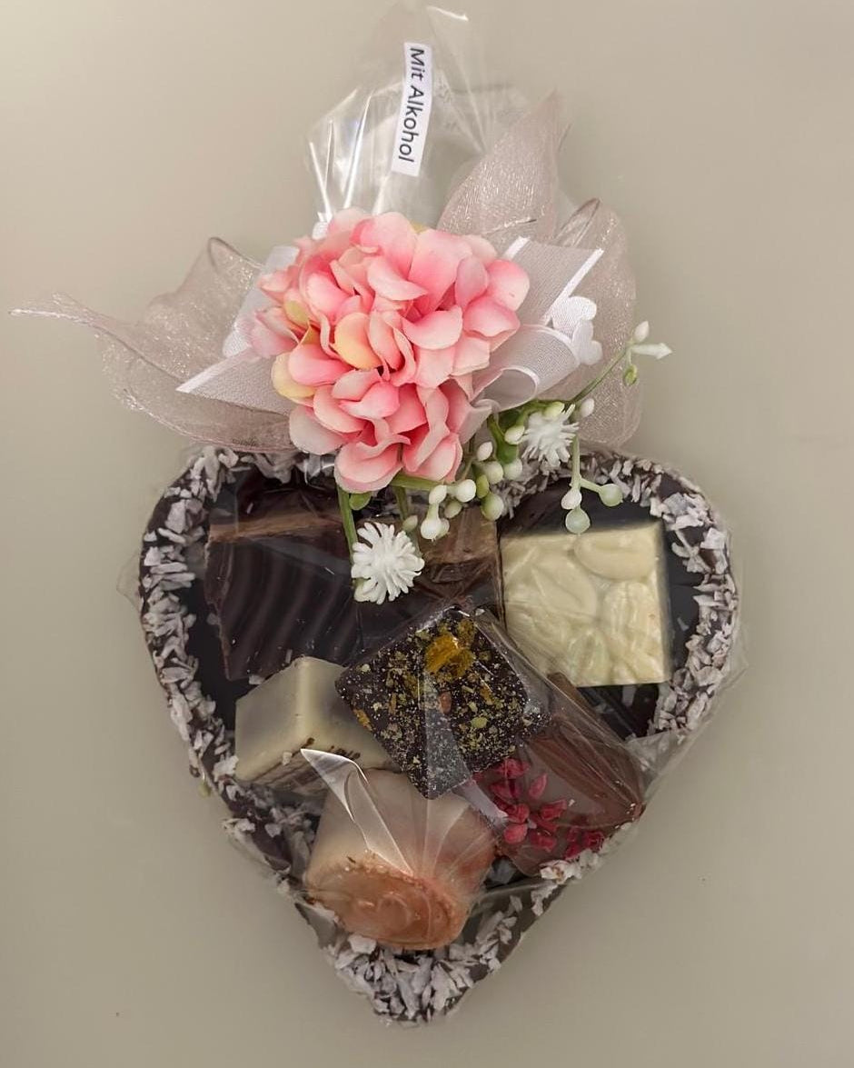 Schokoladenherz mit gemischten Pralinen – Valentinstagsedition
