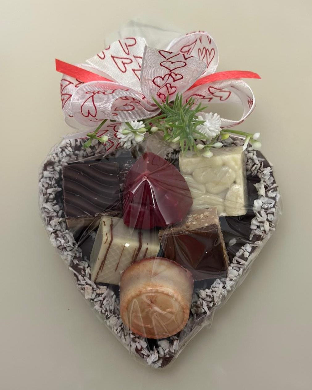Schokoladenherz mit gemischten Pralinen – Valentinstagsedition