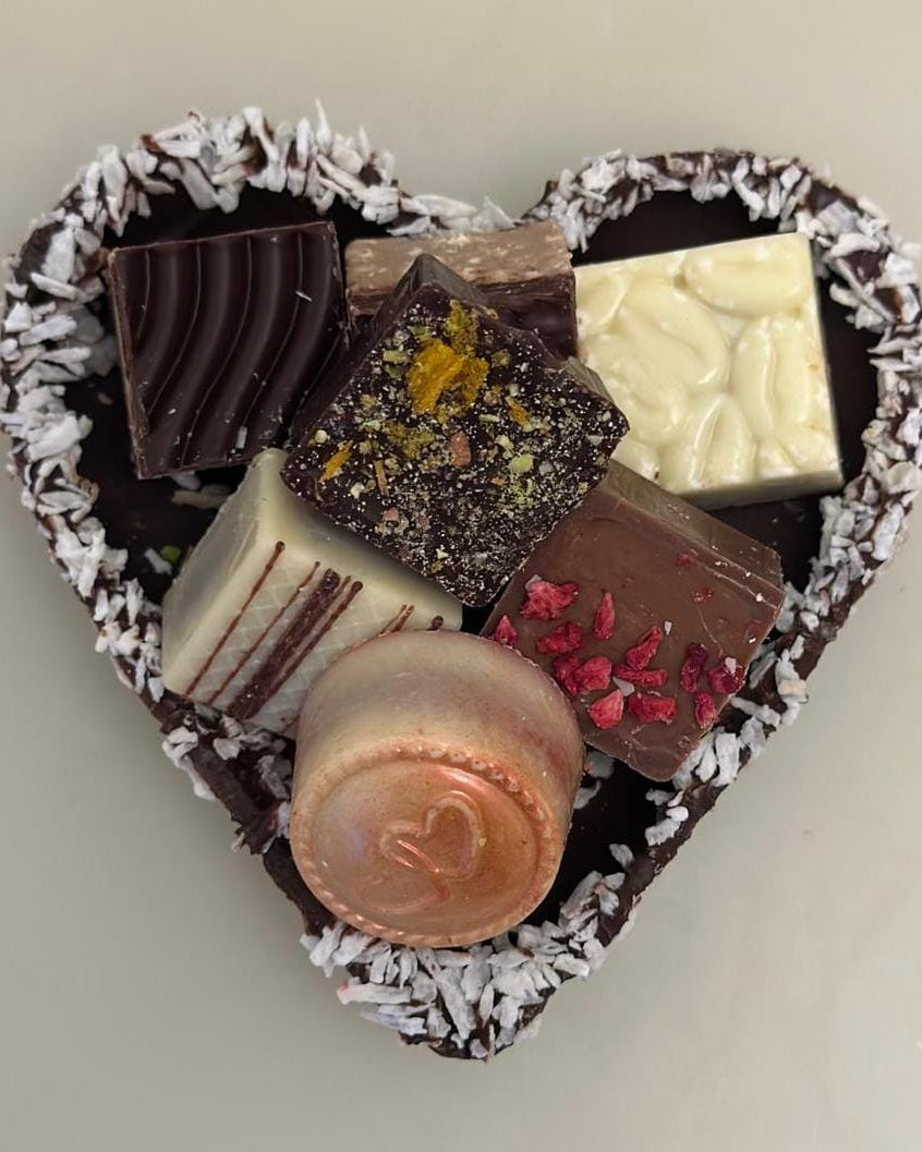 Schokoladenherz mit gemischten Pralinen – Valentinstagsedition