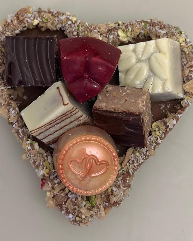 Schokoladenherz mit gemischten Pralinen – Valentinstagsedition