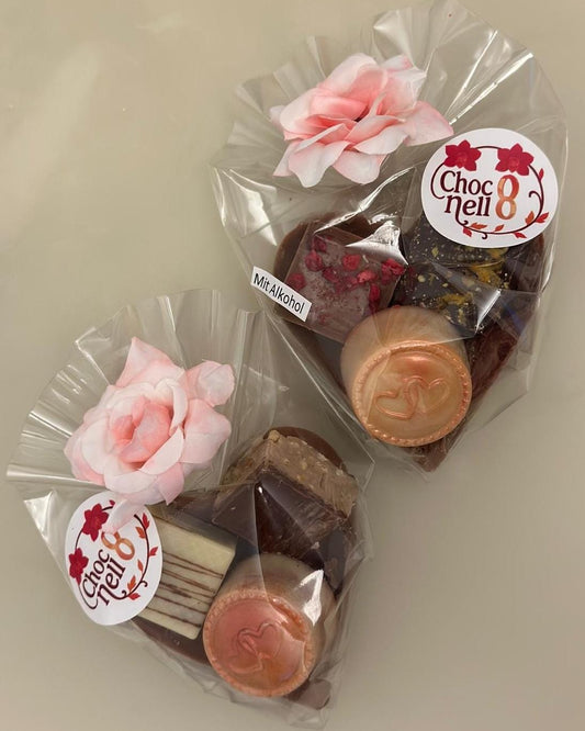 Kleines Schokoladenherz mit gemischten Pralinen – Valentinstagsedition
